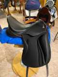 Zaldi Dressursattel San Jorge halb tief schwarz mit braunem Vorstoss von www.zaldionline